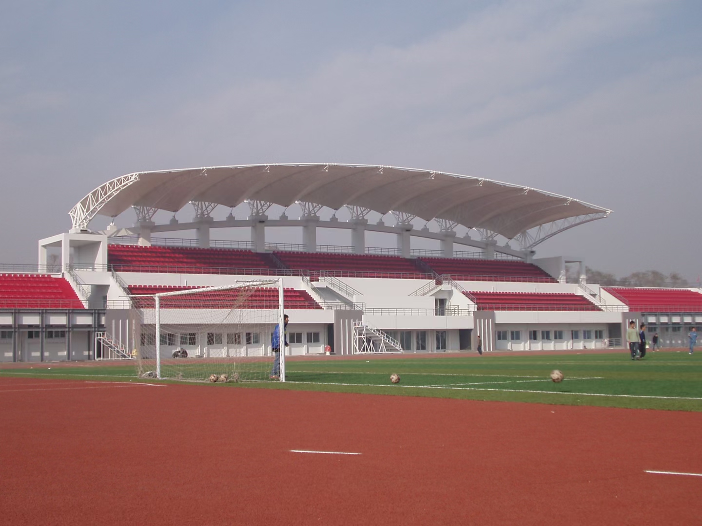 膜结构汽车棚费用解析：性价比与实用性的全面考量   