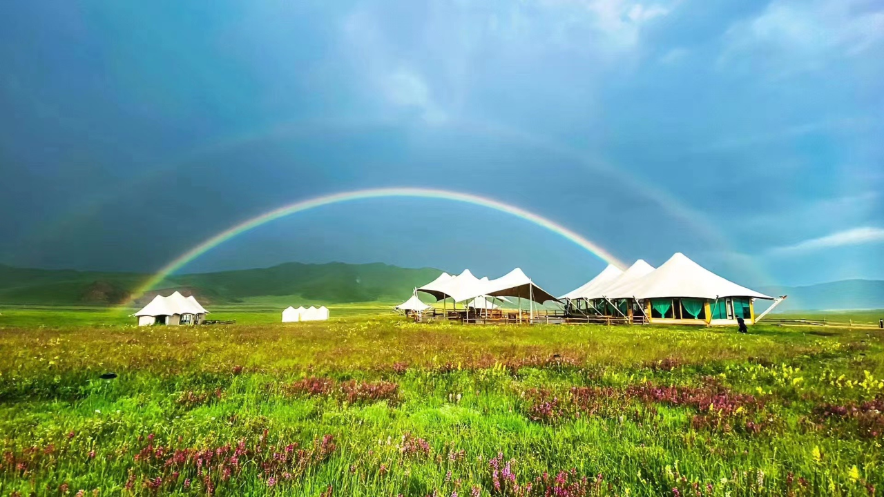 膜结构汽车棚多少钱一平米？影响价格的因素全解析   