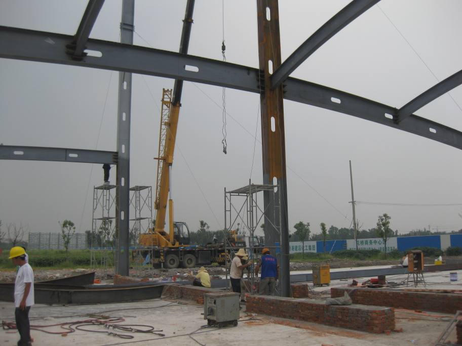 污水处理厂如何有效处理工业废水
文章内容:
工业废水是城市生活中常见的污染物之一,它们不仅对环境造成污染,而且会对人类健康产生不良影响。为了减少工业废水的危害,我们需要采取有效的措施来净化这些废水。
我们要选择合适的污水处理方法。对于含有有机物和悬浮颗粒较多的废水,可以采用物理法或化学法进行处理;而对于含盐量较高的废水,则需要使用反渗透膜技术进行脱盐处理。还可以通过生物处理法将废水中的一些有害物质转化为无害物质。
要加强对废水排放的监管。工业废水的排放必须符合国家环保标准,并且不能直接排入河流、湖泊等自然水域。企业也需要制定严格的内部管理制度,确保废水的排放达标。
要加强公众教育,提高人们的环保意识。只有每个人都意识到保护环境的重要性,才能从根本上解决环境污染问题。
SEO关键词:-1