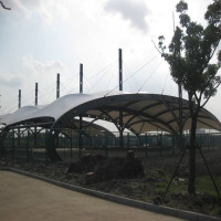 车辆篷：膜结构技术的应用与创新

文章内容:
随着科技的发展，现代汽车越来越注重环保和节能。车顶覆盖材料的选择也逐渐成为车主关注的焦点之一。膜结构车辆蓬作为一种新型的车辆覆盖材料，因其轻质高强、美观耐用、可回收利用等优点，在众多汽车顶部覆盖材料中脱颖而出。

膜结构车辆蓬由高强度聚酯薄膜组成，其厚度通常为3毫米至6毫米，具有良好的防水性和防紫外线性能。这种膜材料不仅能够有效防止雨水侵袭，还能有效地阻挡紫外线辐射，保护车内乘客不受阳光直射带来的伤害。由于其轻质特性，使用膜结构车辆蓬可以大大减轻汽车重量，提高 