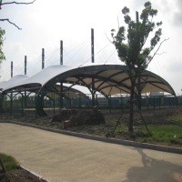 雨棚制造商为篮球场增添时尚与安全 